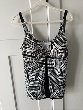 24th & Ocean Black and White Geometric Tankini Top